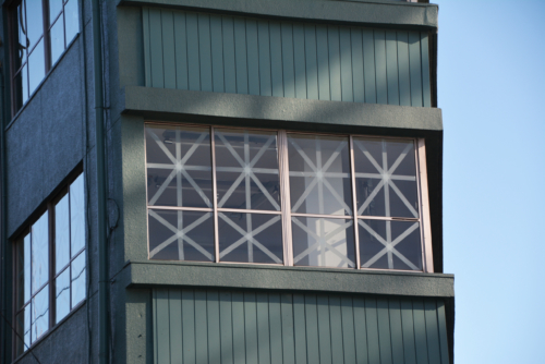 台風対策で窓を守るダンボールの貼り方は 内側or外側で効果が変わる 那須塩原 貸別荘を営む森のもかさん